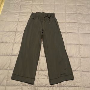 Black flowy LULULEMON capris